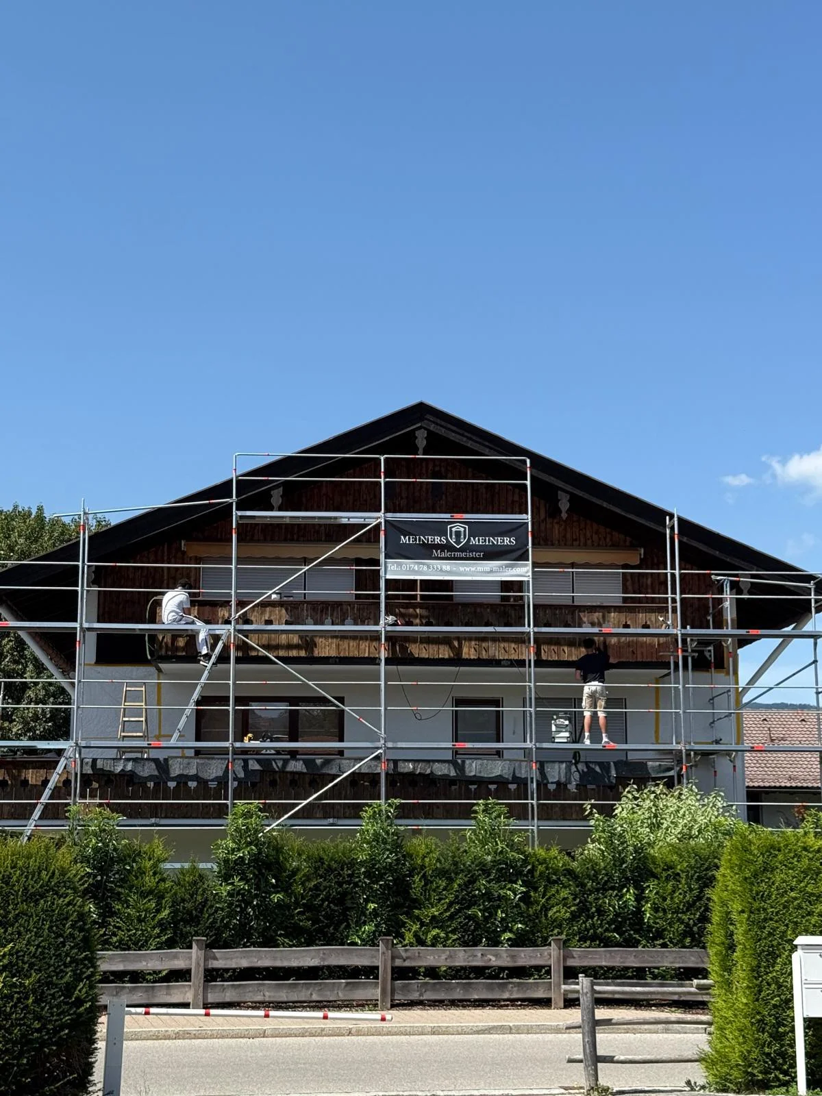 Baustelle von Meiners & Meiners — eingerüstete Hausfassade mit Firmenbanner